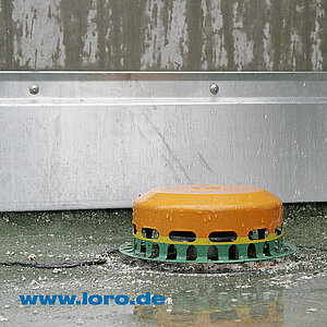 Évacuation Principal-Urgence-Combi avec 2 voies d'écoulement pour drainage principal en bas et d'urgence en haut.